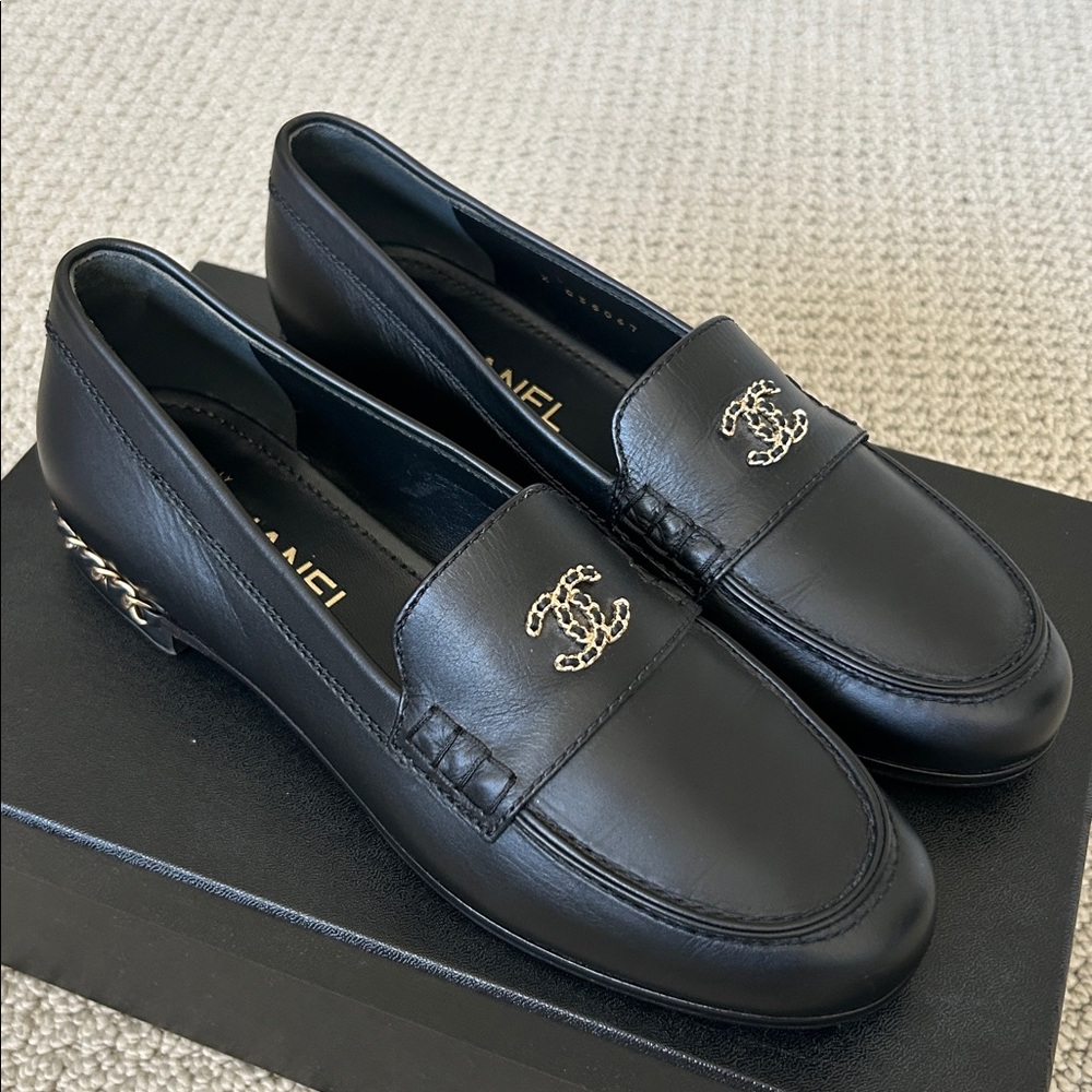 Chanel CC Black and Gold Chain Loafers Flats Size 38.5 Runs Small Like 7.5 or 8 - Picture 2 of 8